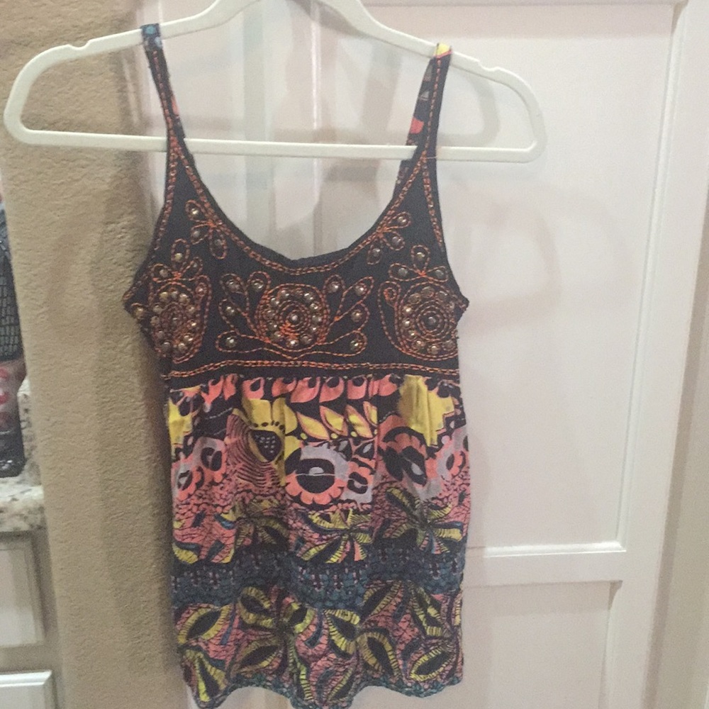 Top with bronze studs in perfect condition. L